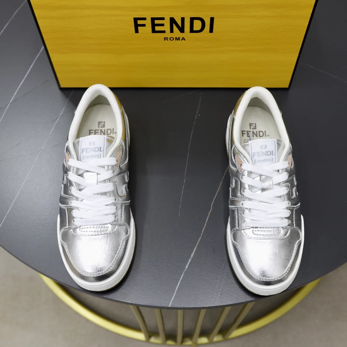 Ex-factory price: 640🔥Couple model (top original order) Brand: FENDI Size: 35-44 (customized for men 38 and 45) Grade: original order quality High version Material: Imported original cowhide stitching ➕ High-quality and comfortable lining Original TPU lightweight anti-slip outsole Style category: Travel fashion casual shoes Versatile trend